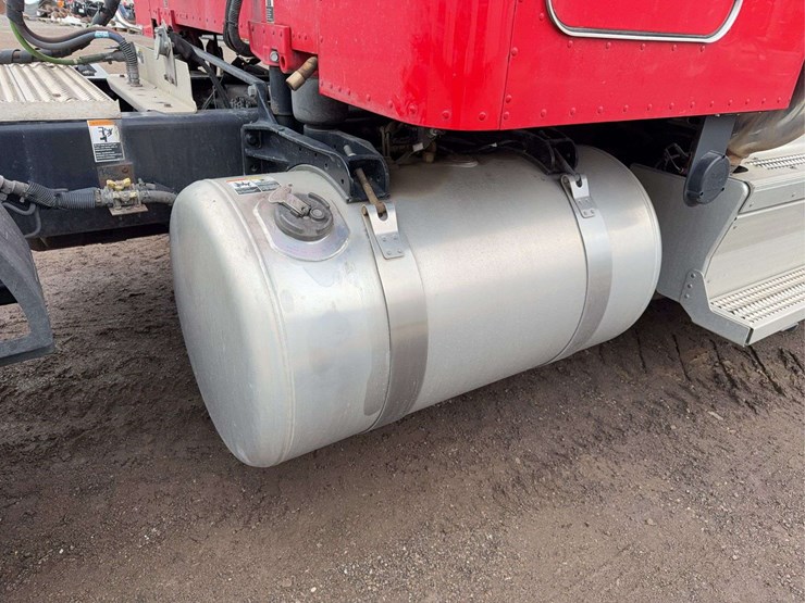 2019-peterbilt-579-image-30