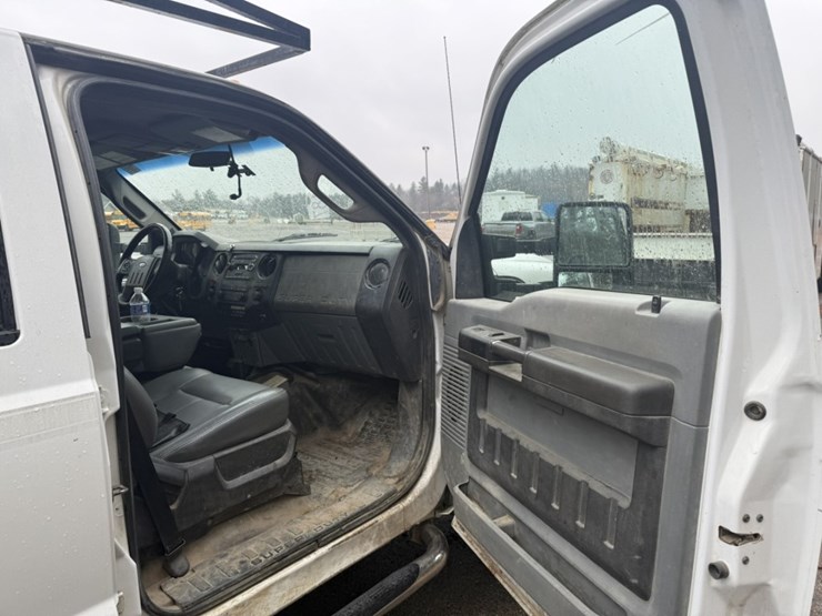 2011-ford-f550-image-28