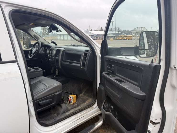 #1830-•-2015-ram-5500-4x4-service-truck-image-29