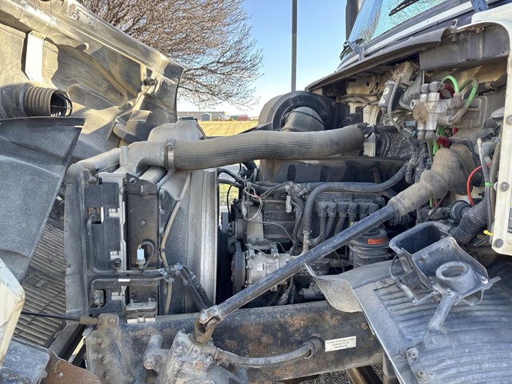 #1994-•-1999-volvo-day-cab-truck-tractor-image-12