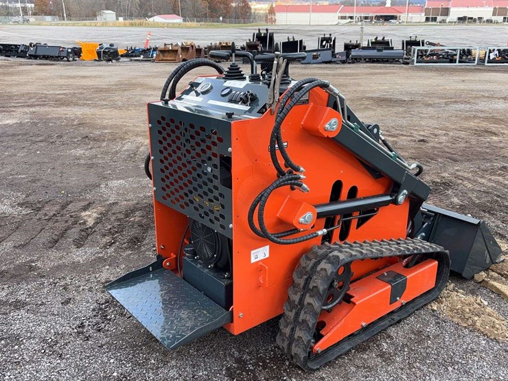 landhero-mini-stand-on-skid-loader-image-3