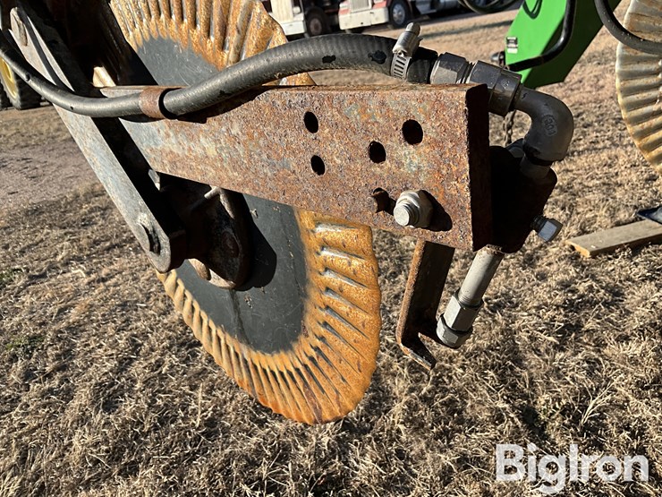 2014-john-deere-2510l-image-16