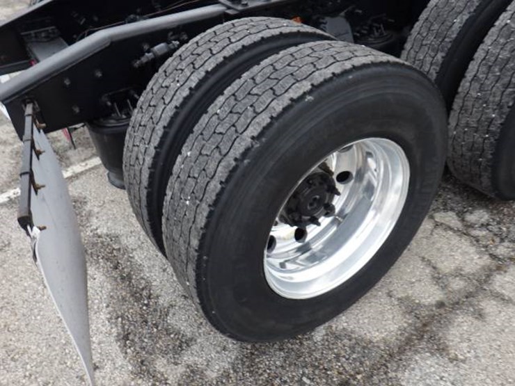 2022-freightliner-cascadia-126-image-11