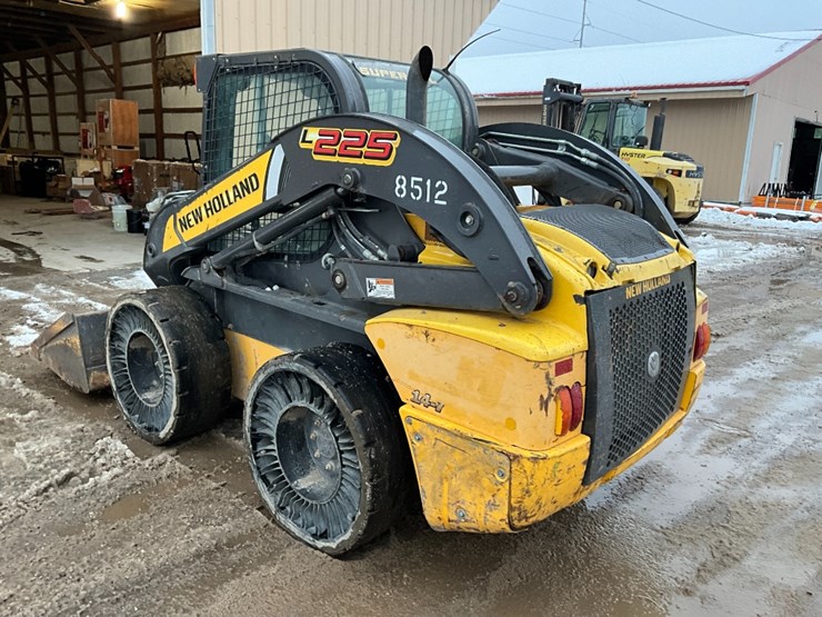 new-holland-l225-image-16