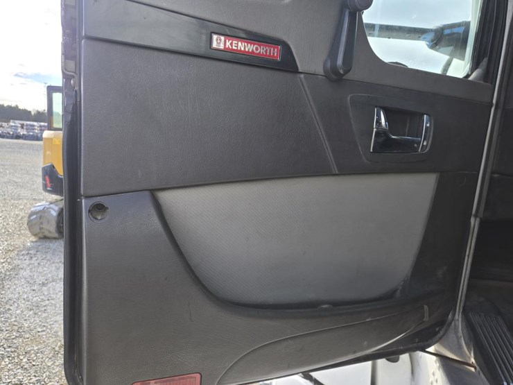 2013-kenworth-t660-image-40