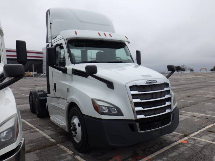 freightliner-cascadia-126-image-3