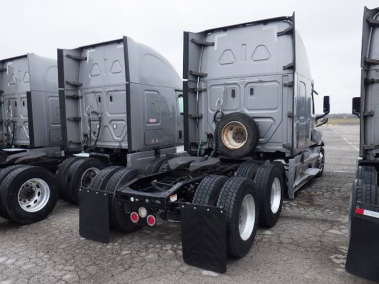 2019-freightliner-cascadia-126-image-12