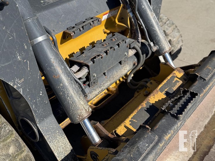 2021-deere-333g-image-23