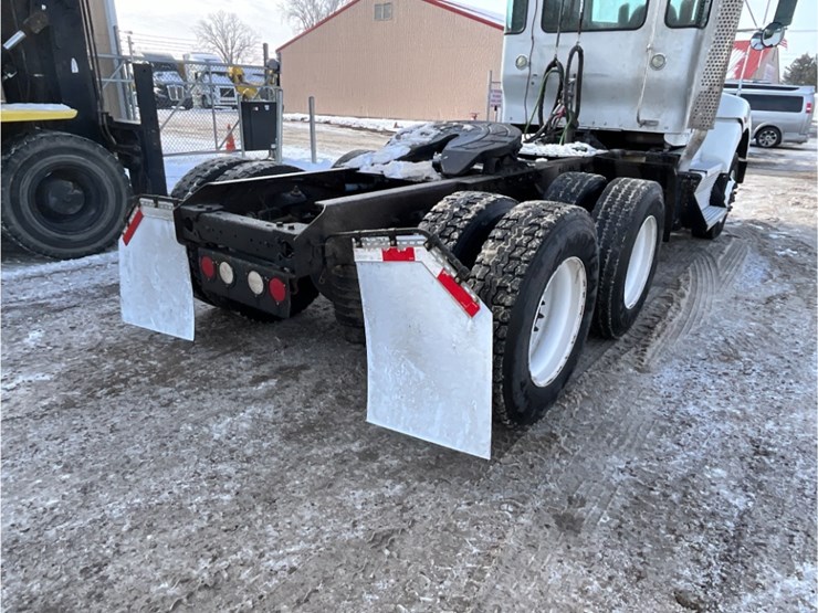 2014-kenworth-t440-image-10