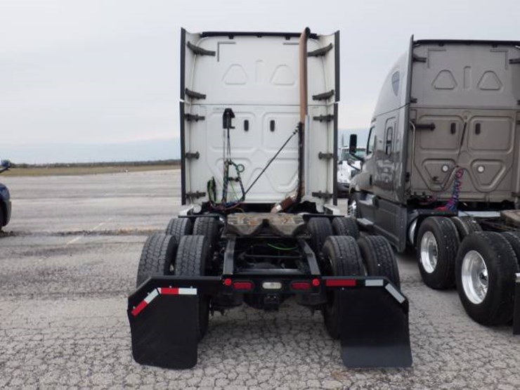 freightliner-cascadia-126-image-12