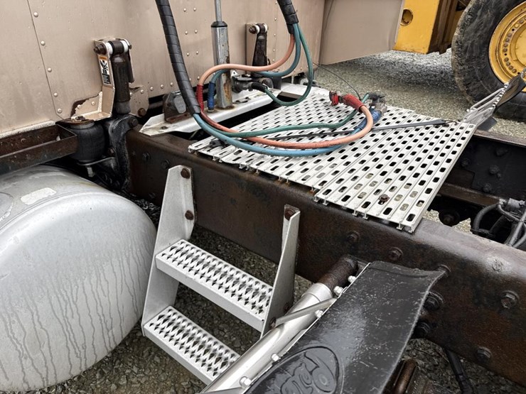 1999-peterbilt-379-image-23