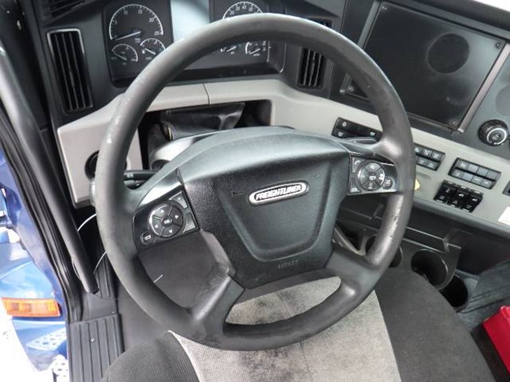 2020-freightliner-cascadia-126-image-18