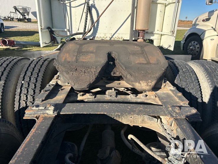 1996-freightliner-fld120-image-25