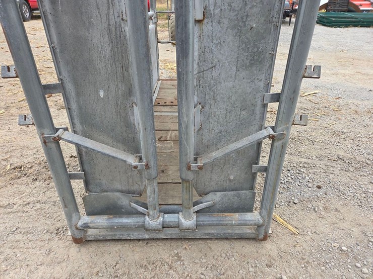 cattle-chute-w/-palpation-cage-image-24