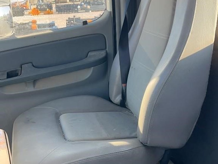 2004-freightliner-columbia-120-image-19