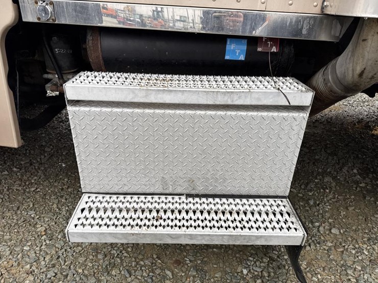 1999-peterbilt-379-image-22