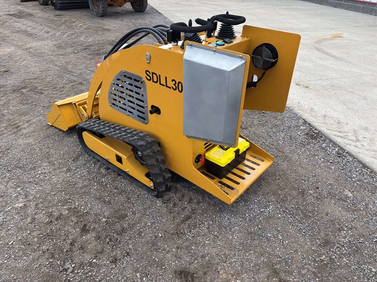 sdlanch-sdll30-stand-on-skid-loader-image-4