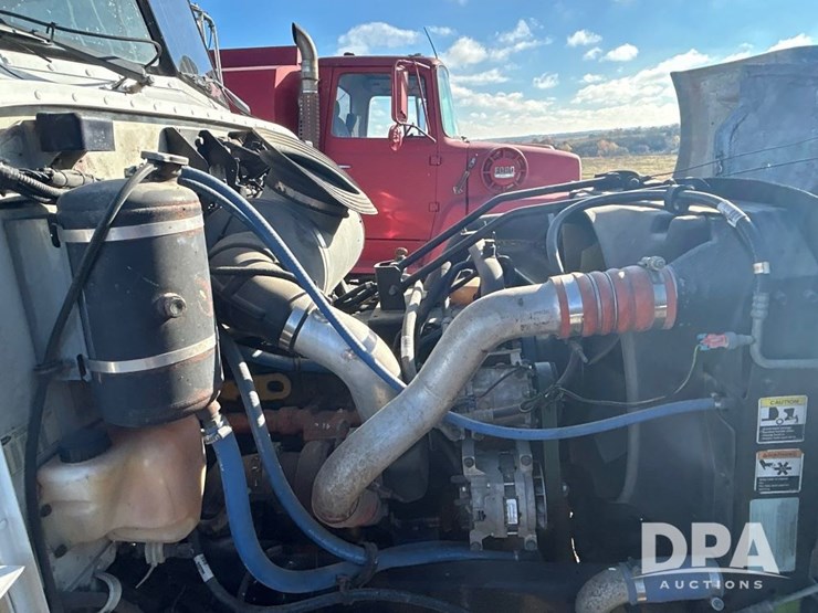 peterbilt-330-image-29