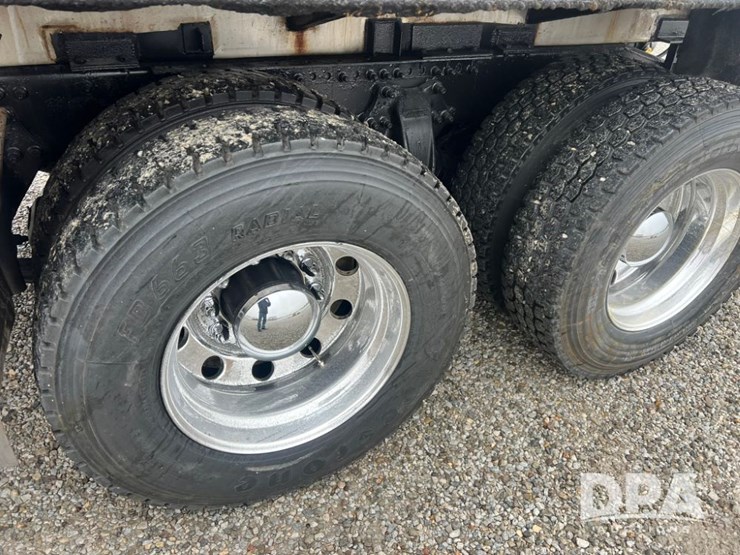 1999-freightliner-flc120-image-25