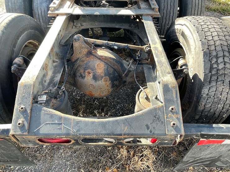 #202-•-2015-volvo-semi-tractor-(has-wi-title)-(denmark,-wi)-image-30