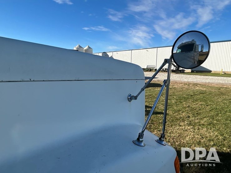 1996-freightliner-fld120-image-16