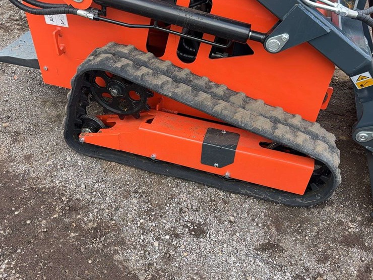 landhero-mini-stand-on-skid-loader-image-11