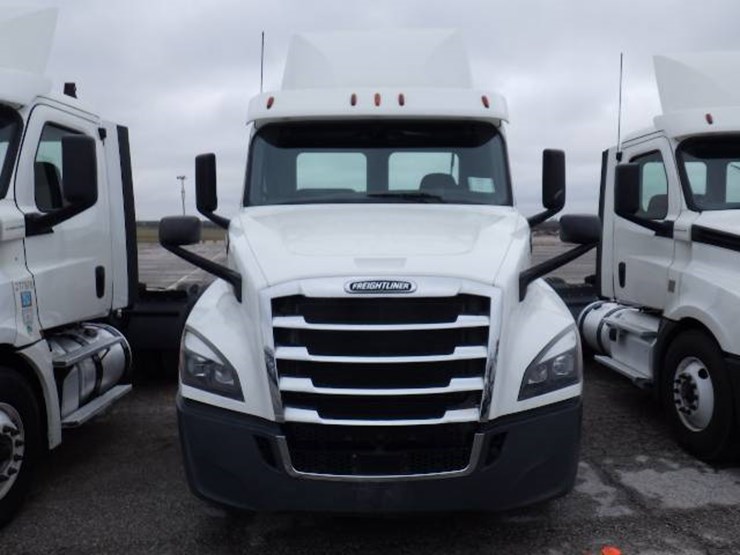 2018-freightliner-cascadia-126-image-2