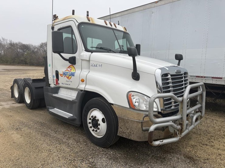 #1175-•-2016-freightliner-cascadia-day-cab-truck-tractor-image-1