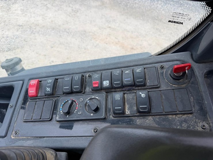 2020-deere-344l-image-23