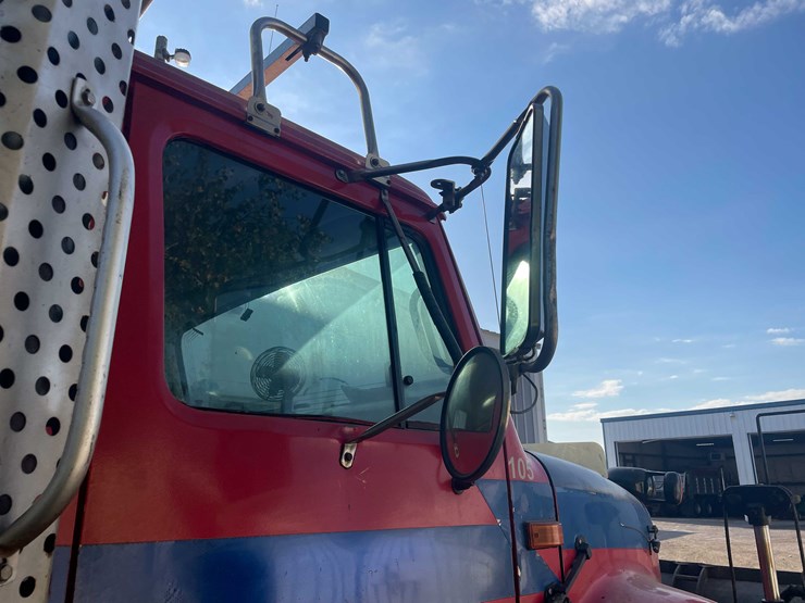 international-4900-image-44