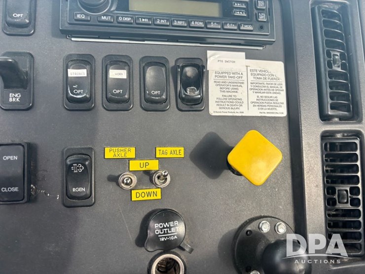 freightliner-114sd-image-65