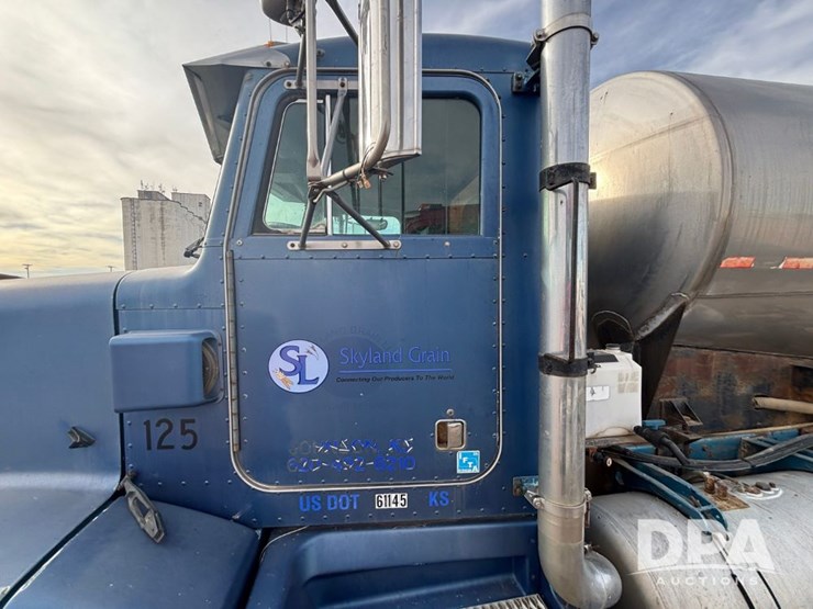 peterbilt-377-image-21