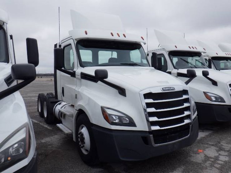 2018-freightliner-cascadia-126-image-3