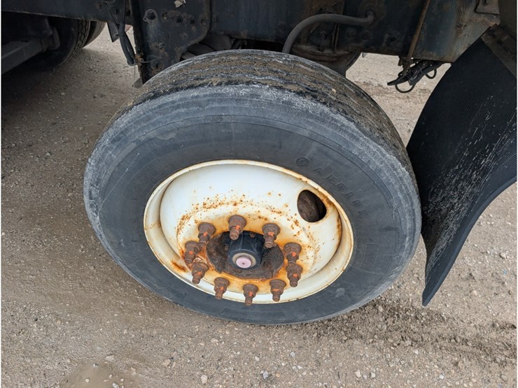 2015-freightliner-114sd-image-11