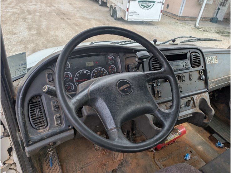 2014-freightliner-m2-106-image-21