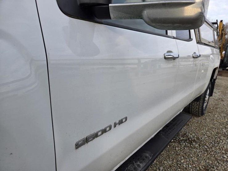 2015-chevrolet-silverado-2500hd-image-19