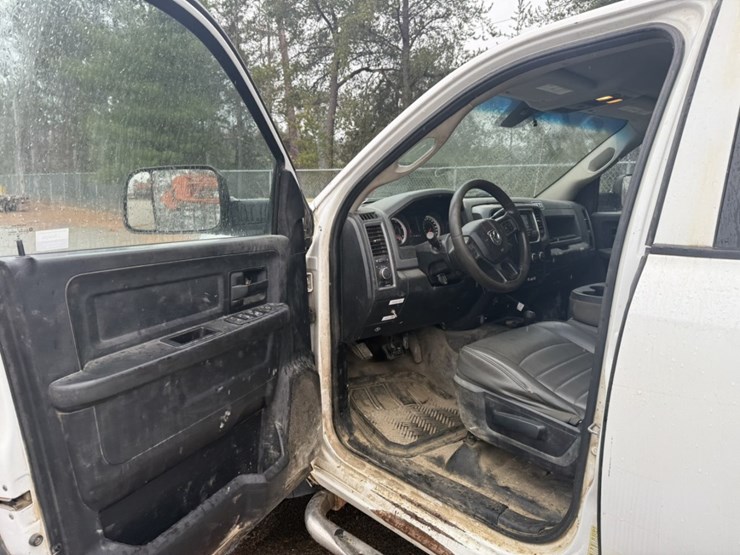 #1840-•-2013-ram-5500-4x4-service-truck-image-30