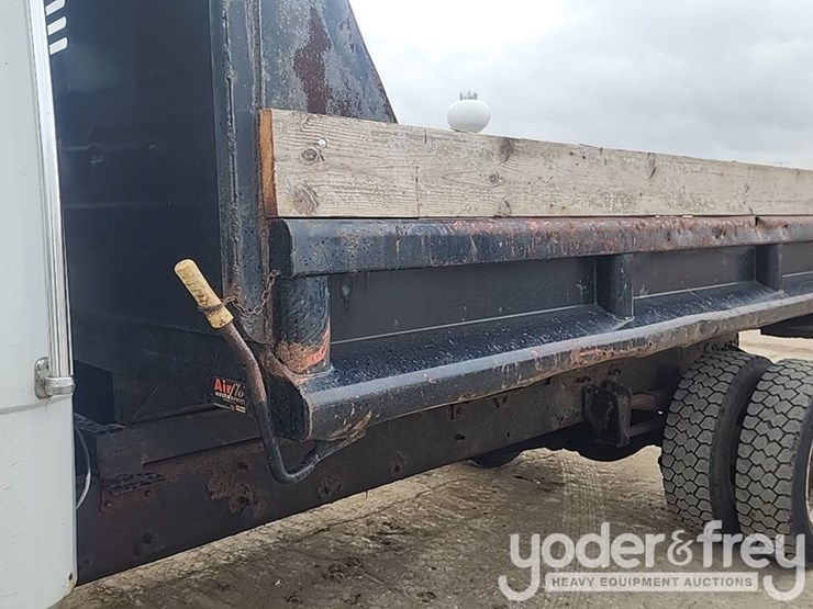 2001-freightliner-fl60-image-20