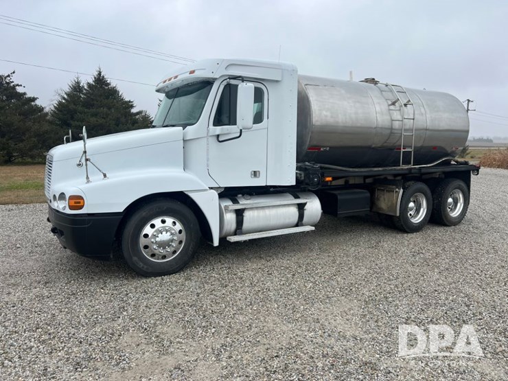 1999-freightliner-flc120-image-2