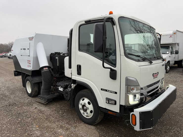 2023-isuzu-npr-image-2