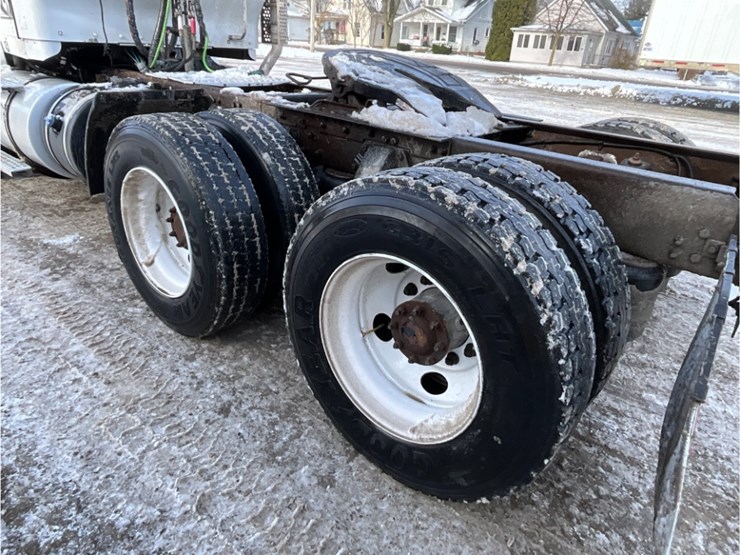 2014-kenworth-t440-image-13