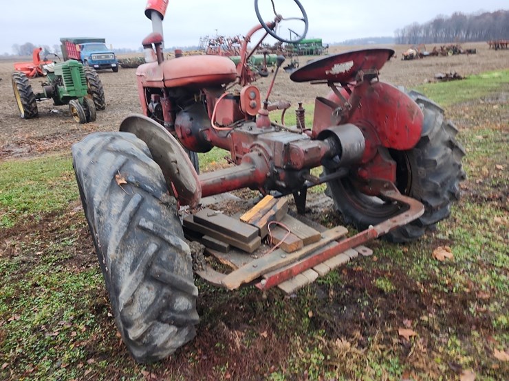 farmall-b-gas-tractor-image-4