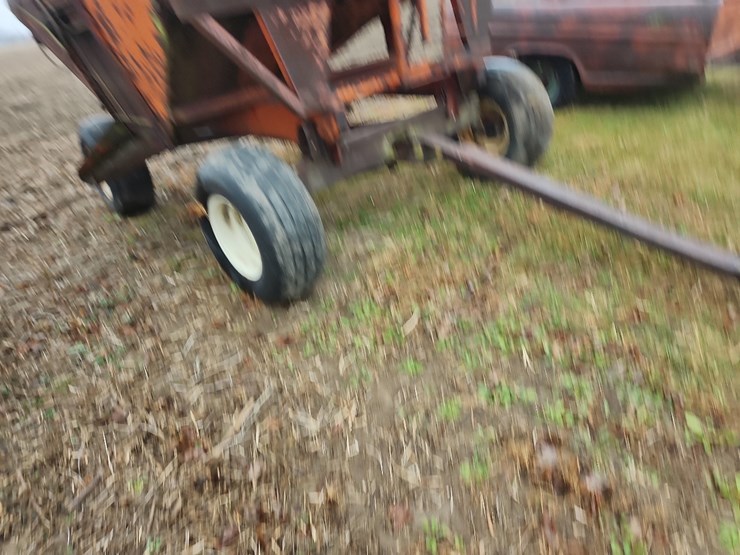 unverferth-gravity-wagon-w/gear-image-9