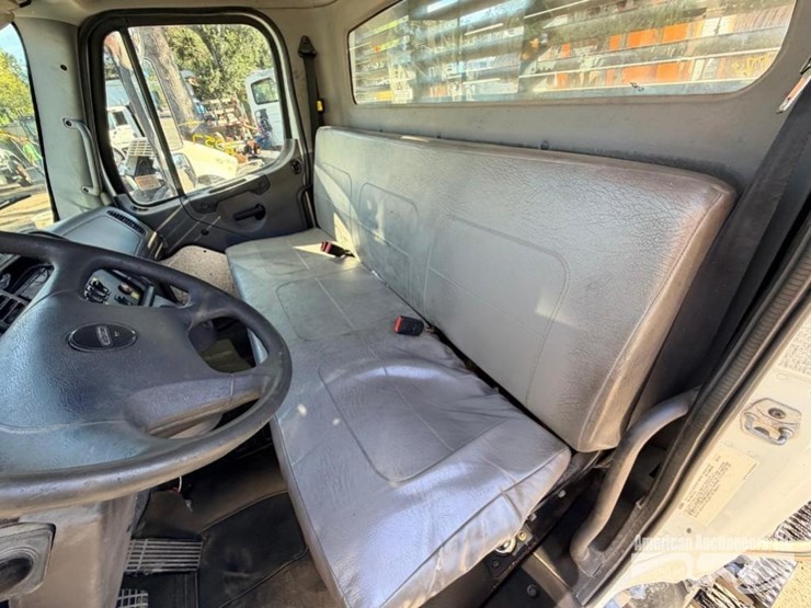 2015-freightliner-m2-106-image-15