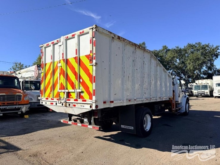 2015-freightliner-m2-106-image-17