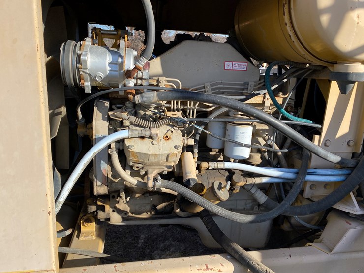 #1300-•-ag-gator-2004-injector-applicator-(colfax,-wi)-image-17