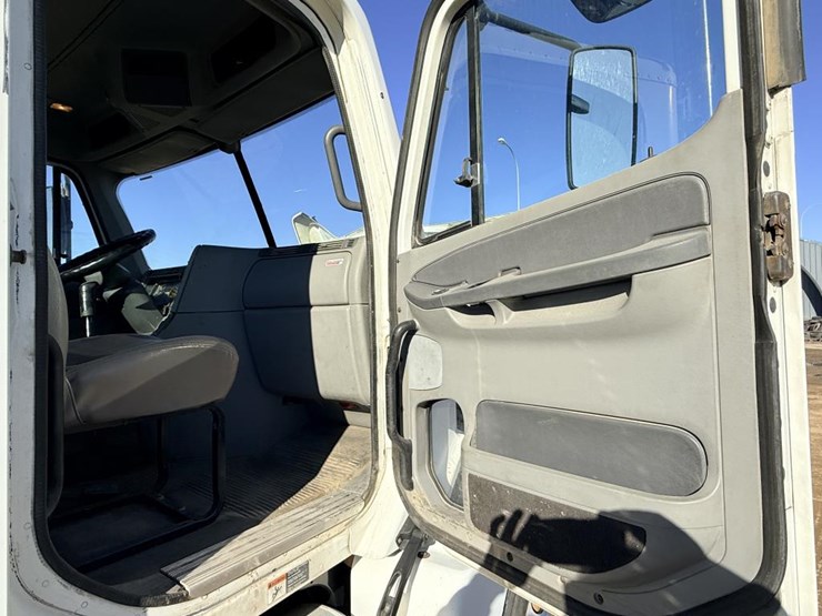 2007-freightliner-columbia-120-image-64