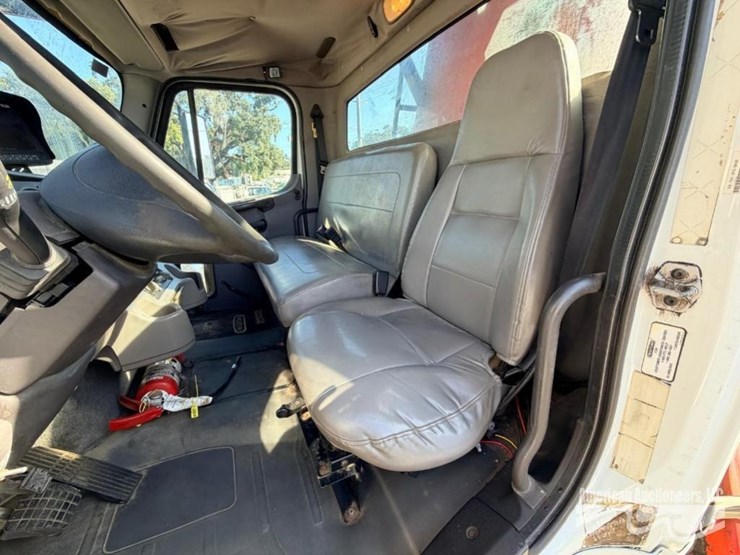 freightliner-m2-106-image-6