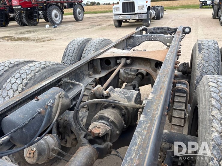 1985-mack-r686st-image-39