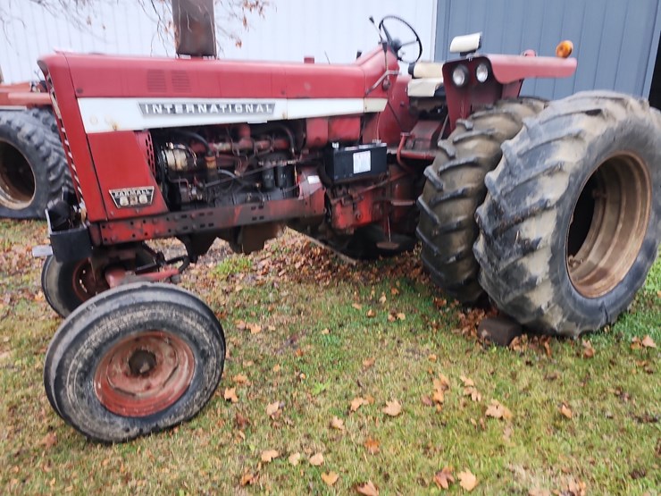 1969-ih-826-diesel-tractor-image-1